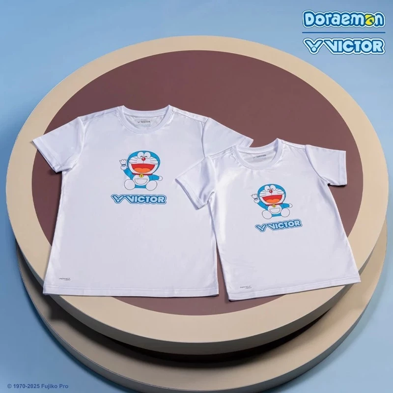 VICTOR x DORAEMON เสื้อกีฬาแบดมินตัน รุ่น T-501DRM (ผู้ใหญ่) รูปที่ 1